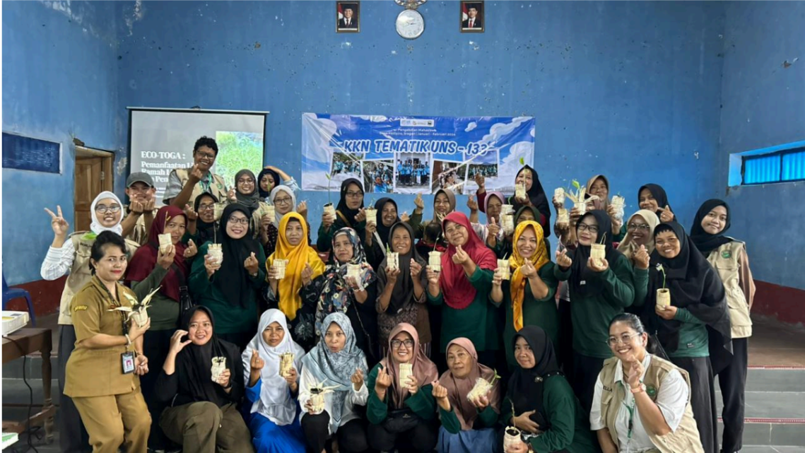 Sentuhan Kreatif Mahasiswa KKN UNS: Sulap Klobot Jagung Jadi PotCantik untuk “Apotek Hidup” Desa Kadipiro – Duplicate – [#1]