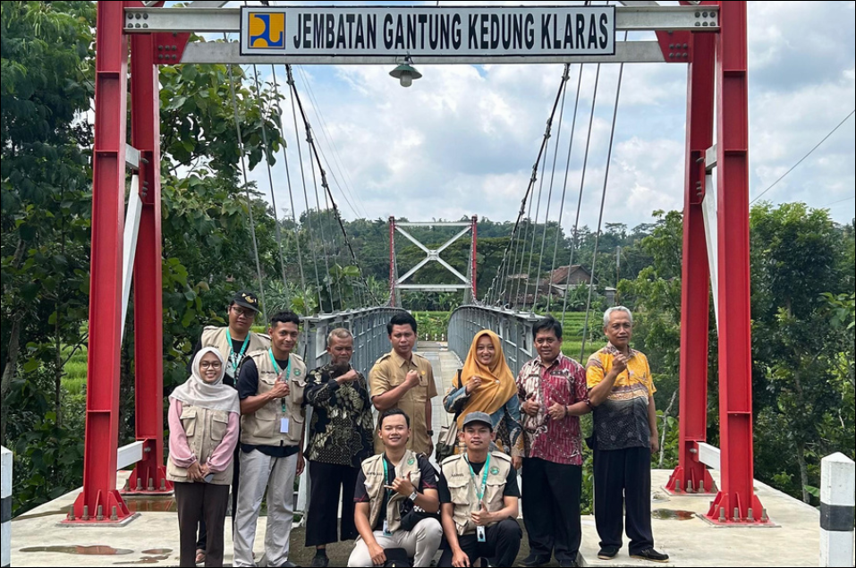 Foto Pengujian Tanah bersama Tim KKN UNS